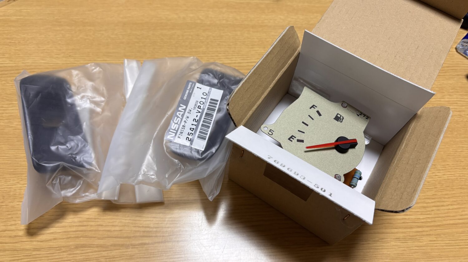 zoneでz32 最終型パワーウィンドウスイッチカバーとフューエルメーター