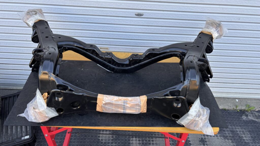 z32 na用R230リアメンバーの新品